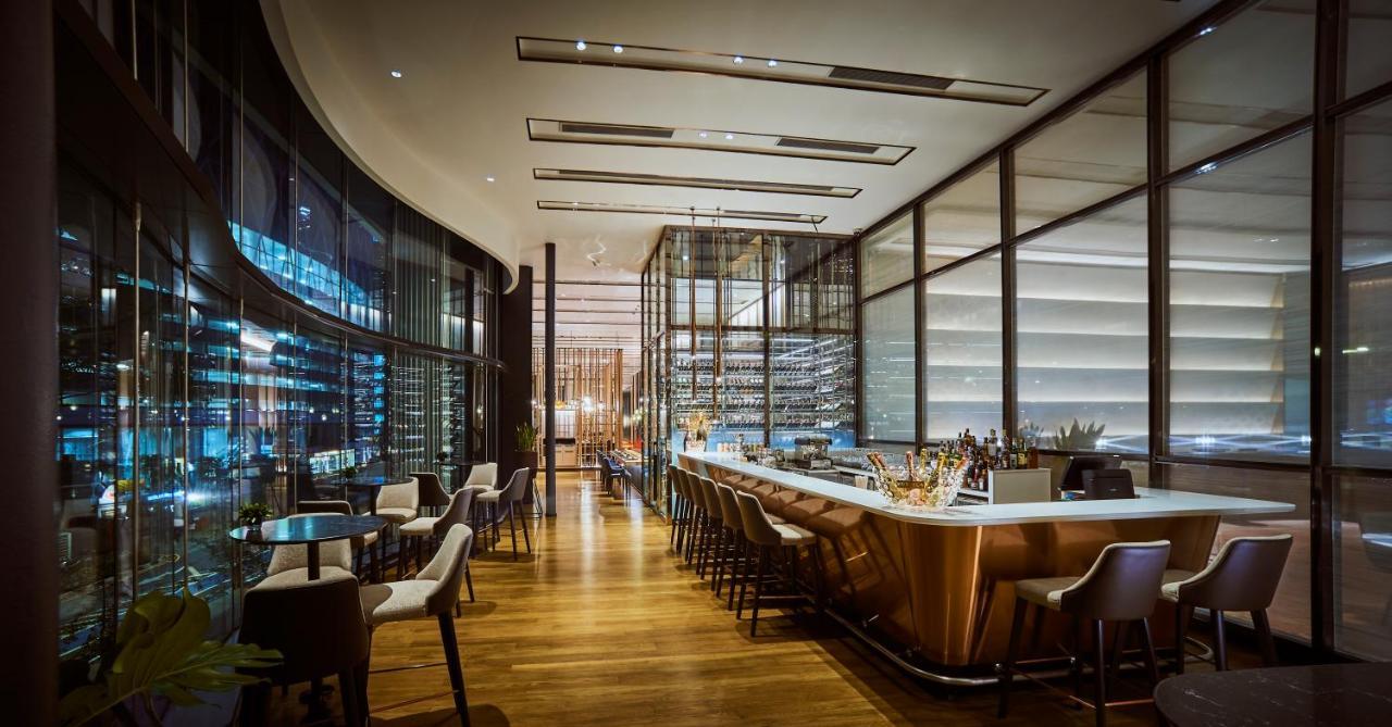 Hotel Eq Kuala Lumpur Exterior foto The bar at the 101 Sky Lounge